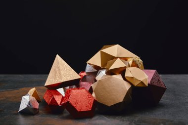 siyah arka plan üzerine güzel parlak yönlü mineraller 