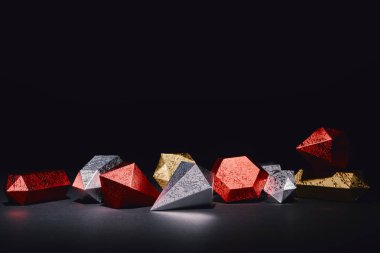 siyah zemin üzerine kırmızı, gümüş ve altın ışıltılı mineraller