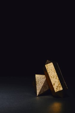 siyah zemin üzerine altın yönlü adet parlak