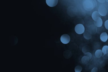 tatil için siyah arka plan üzerine mavi bokeh 
