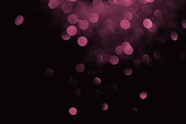 фиолетовый декоративный боке на черном фоне
 