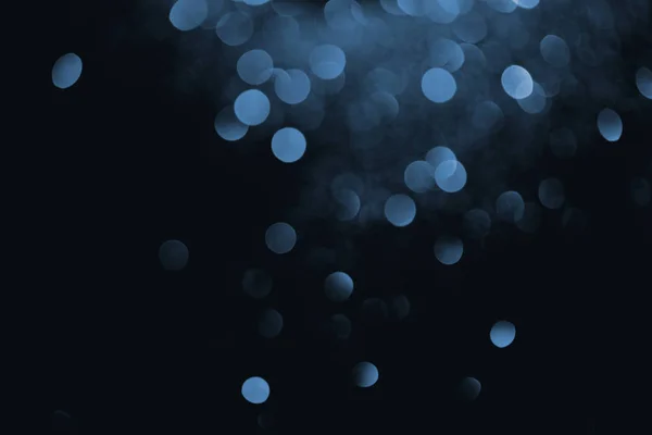 黒い背景に青い装飾的なボケ — ストック写真