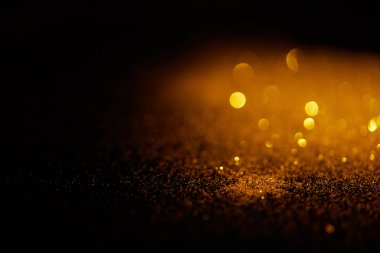 koyu arka plan üzerinde altın glitter bulanık