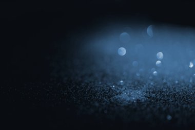 koyu arka plan üzerinde bulanık mavi glitter