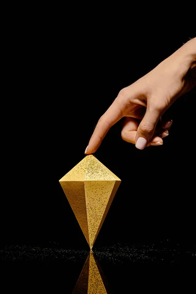 Обрезанный Снимок Руки Касающийся Огранённого Куска Золота Черном — стоковое фото