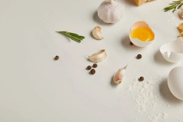 Vista Perto Dos Ingredientes Para Massas Italianas Superfície Mármore Branco — Fotos gratuitas