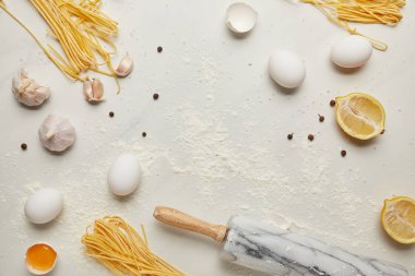 düz lay ile oklava ve İtalyan pasta üzerinde beyaz mermer masa üstü düzenlenmiş için malzemeler