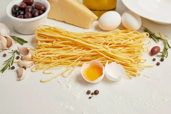 Close Van Gearrangeerde Ingrediënten Voor Het Koken Italiaanse Pasta Wit — Stockfoto