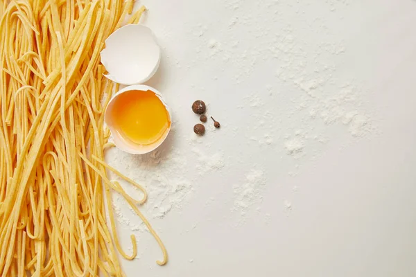 Bovenaanzicht Van Ongekookt Macaroni Rauw Kippenei Bloem Voor Het Koken — Stockfoto