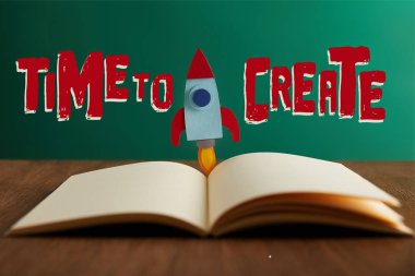 kitap açık renkli roket ahşap tablo oluşturmak için 