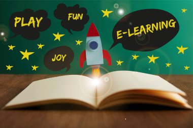 kitap açık renkli roket oyun, neşe, eğlence ve e-öğrenme kelime ahşap tablo ile