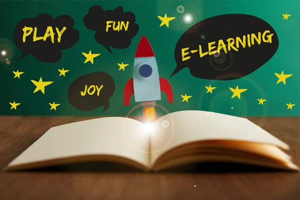 Otevřete Knihu Barevné Rakety Dřevěný Stůl Hra Radost Zábava Learningu — Stock fotografie