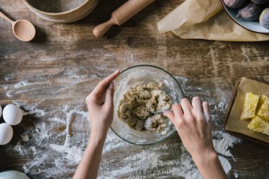 rustik ahşap masa kaşık ile cam kase hamur karıştırma kadın görüntüsünü kırpılmış