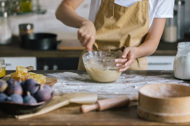 atış için rustik ahşap masa üzerinde pasta Hamur karıştırma kadının kırpılmış