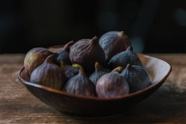 rustik ahşap masa ıslak zeminde incir yığın yakın çekim vurdu