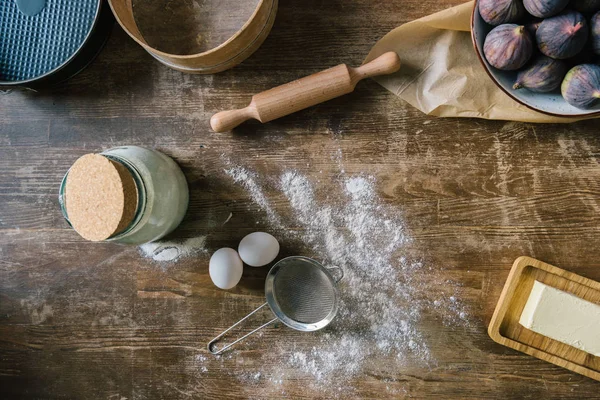 Vue Dessus Table Bois Salissant Avec Farine Renversée Ingrédients Cuisson — Photo