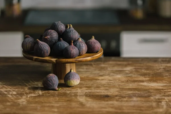 Close Shot Pile Figs Wooden Stand Rustic Table — Free Stock Photo