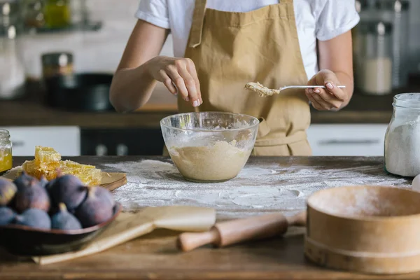 Tiro Cortado Mulher Que Prepara Massa Farinha Torta Figo Mesa — Fotografia de Stock