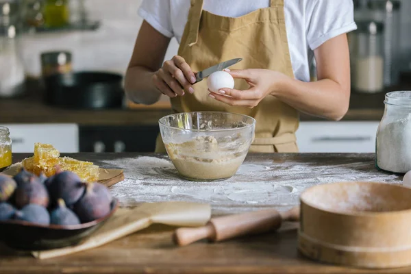 Обрезанный Снимок Женщины Фартуке Разбивающей Яйцо Миску Время Приготовления Пирога — Бесплатное стоковое фото