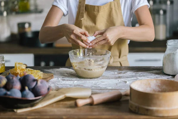 Tiro Recortado Mujer Rompiendo Huevo Tazón Durante Preparación Del Pastel — Foto de Stock