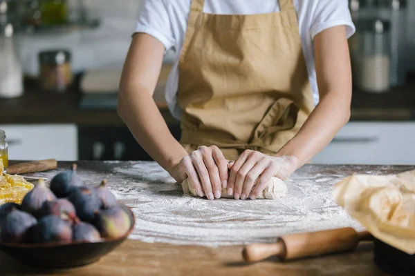 Schnappschuss Einer Frau Die Teig Für Kuchen Auf Rustikalem Holztisch — Stockfoto