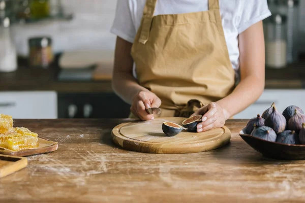 Cropped Shot Woman Cutting Figs Rustic Wooden Table — Free Stock Photo