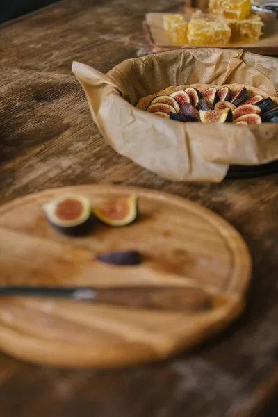 カッティング ボードや 素朴な木製のテーブルの上にパイの形を焼くの図  — 無料ストックフォト