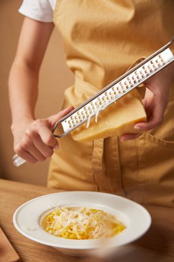 ızgara peynirli spagetti üzerine kadın görüntüsünü kırpılmış