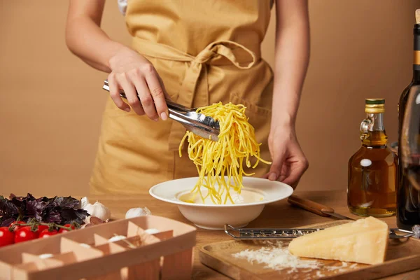 Cropped Shot Woman Putting Spaghetti Bowl Tongs While Cooking — Stock Photo, Image