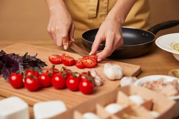 Tiro Cortado Mulher Avental Cortando Tomates Cereja Para Massas — Fotografia de Stock