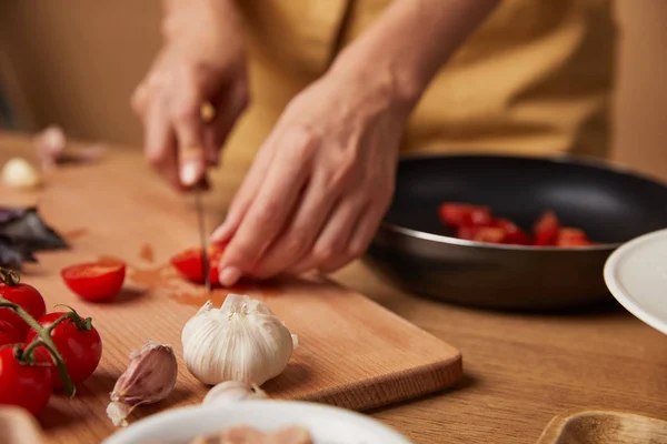 Nahaufnahme Einer Frau Die Kirschtomaten Für Pasta Schneidet — Stockfoto