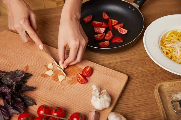 Tiro Recortado Mujer Cortando Ajo Tomates Para Pasta Mesa Cocina — Foto de Stock