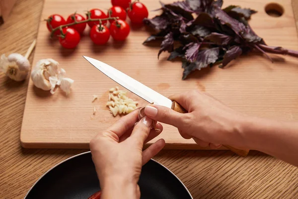 Cropped Shot Woman Cutting Garlic Pasta Kitchen Table — Stock Photo, Image