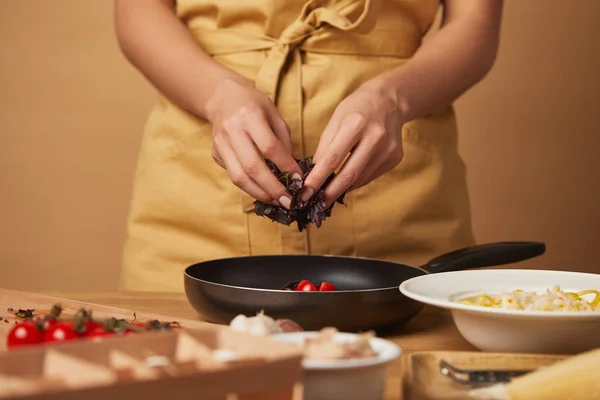 Cropped Shot Woman Putting Basil Frying Pan While Cooking Pasta — Stock Photo, Image