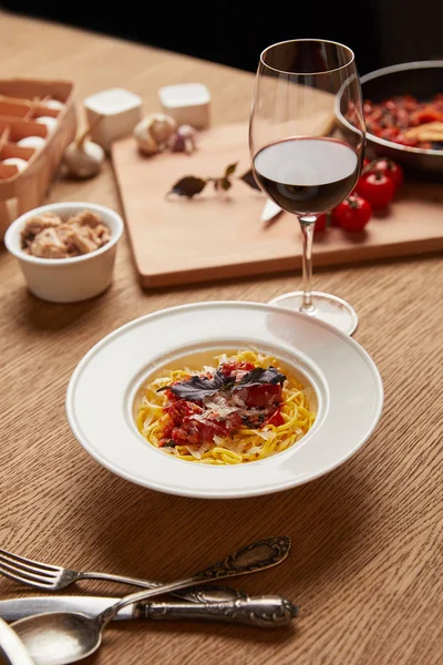 Plato Deliciosa Pasta Con Varios Ingredientes Vino Mesa Madera — Foto de Stock