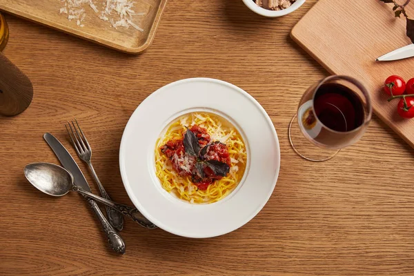 Bovenaanzicht Van Bord Pasta Met Verschillende Ingrediënten Wijn Rond Houten — Stockfoto