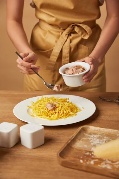 Przycięte Zdjęcie Kobiety Fartuch Mięso Kurczaka Spaghetti Płycie — Zdjęcie stockowe