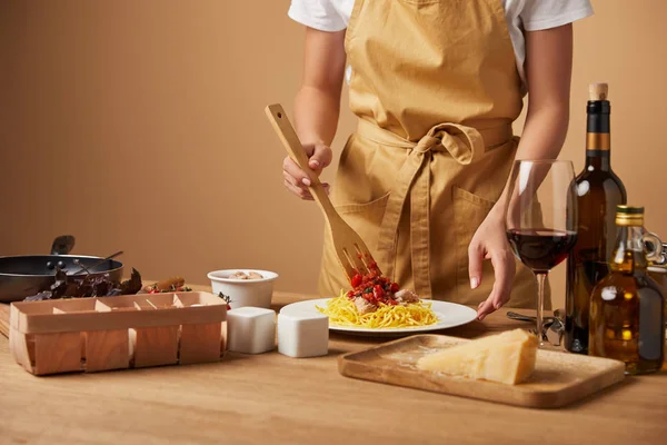 Cropped Shot Woman Apron Putting Sauce Pasta Plate Wooden Table — Stock Photo, Image
