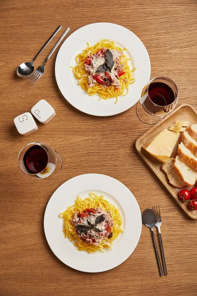 Draufsicht Auf Pasta Und Wein Für Romantisches Essen Auf Holztisch — Stockfoto