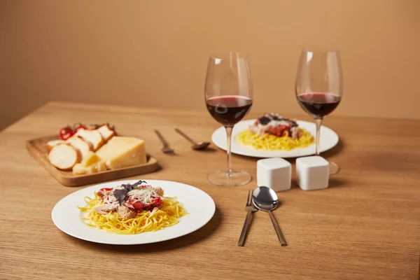 Teller Leckere Pasta Mit Rotwein Gläsern Auf Holztisch — Stockfoto