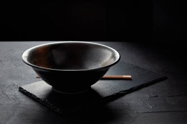 boş kase ve chopsticks yakından görmek siyah arduvaz gemide