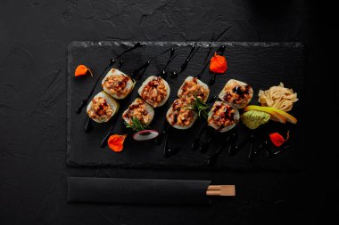 üstten görünüm lezzetli suşi rulo kremsi yılan balığı ve kimchi mayonez ile