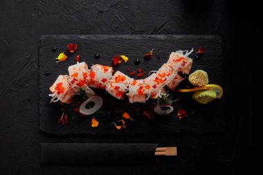 mamenori karides, somon ve avokado lezzetli rulo kayrak kurulu ve yemek çubukları üstten görünüm 