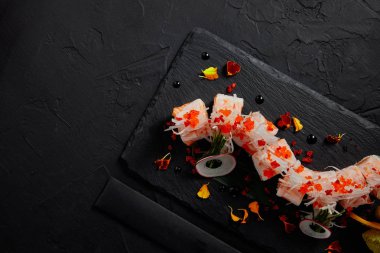 mamenori karides, somon ve avokado lezzetli rulo kayrak gemide üstten görünüm