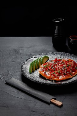 lezzetli geleneksel Japon lezzetli gözleme Okonomiyaki yakından görmek