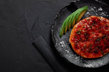 lezzetli geleneksel Japon lezzetli gözleme Okonomiyaki, üstten görünüm