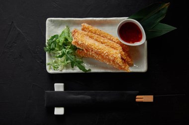 lezzetli bahar rulo tatlı biber sosu ve yemek çubukları ile üstten görünüm 