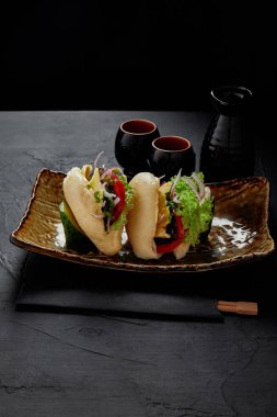 lezzetli kızarmış baharatlı domuz buns tabakta sebze ile   