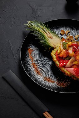 yarıya ananas ve yemek çubukları servis lezzetli Japon yemek görmek