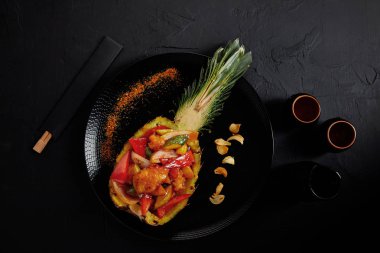 üstten görünüm lezzetli Japon ızgara yemeğin yarıya ananas hizmet